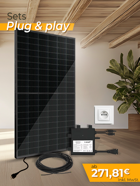 Plug-and-Play-Solarset Ultra Light mit 900Wp zum Preis von 527,03€ inkl. MwSt. mit einer Steckdose im Hintergrund.